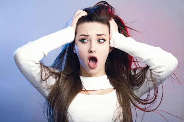 Retrato Una Hermosa Chica Sorprendida Con Pelo Largo Fondo Del —  Fotos de Stock