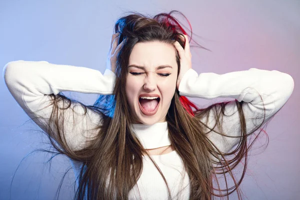 Porträt Eines Schönen Schockierten Mädchens Mit Langen Haaren Auf Studiohintergrund — Stockfoto