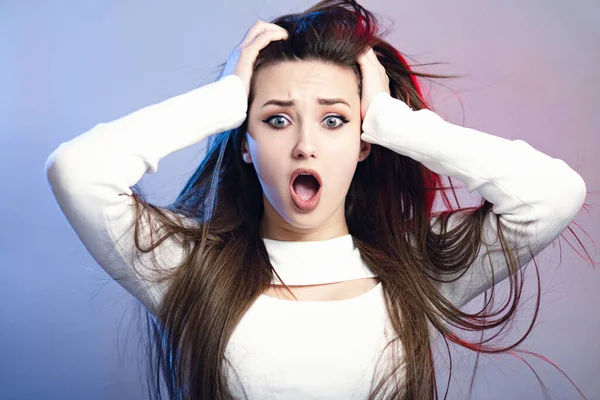 Retrato Una Hermosa Chica Sorprendida Con Pelo Largo Fondo Del —  Fotos de Stock