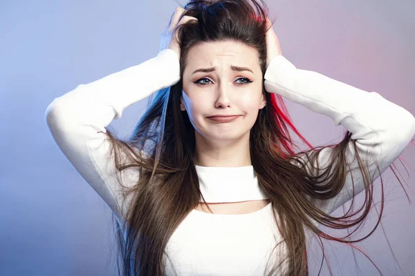 Porträt Eines Schönen Schockierten Mädchens Mit Langen Haaren Auf Studiohintergrund — Stockfoto