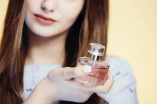 Parfum Flessen Handen Van Een Mooi Meisje Een Studio Kleur — Stockfoto