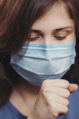 Stüdyo arka planında öksüren tıbbi maskeli hasta kadın, viral hastalıkları önleme konsepti, solunum problemleri olan kişi.