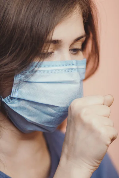 스튜디오 배경에 의료용 마스크 기침을 바이러스의 호흡에 문제가 — 스톡 사진