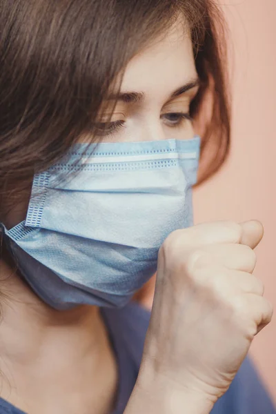 Mulher Doente Máscara Médica Tosse Estúdio Fundo Conceito Prevenção Doenças — Fotografia de Stock