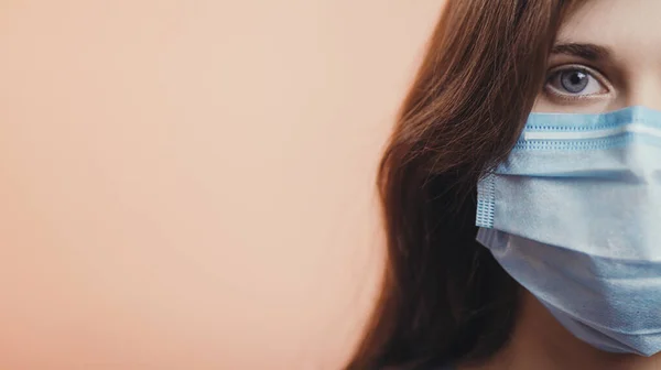 Setengah Dari Kepala Wanita Muda Yang Serius Wajah Mengenakan Pelindung — Stok Foto