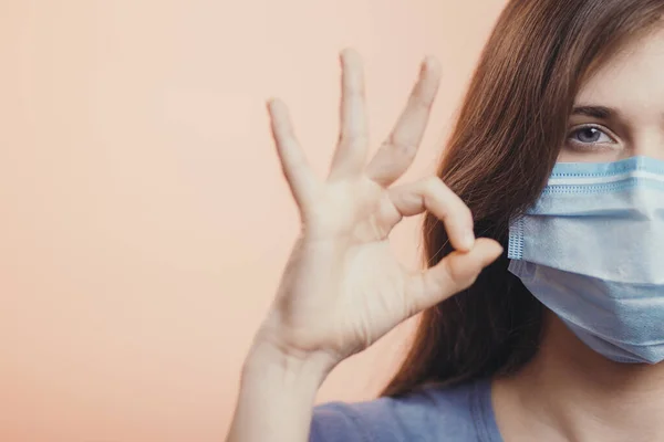 Młoda Kobieta Nosi Maskę Ochronną Twarzy Pokazuje Gest Zdrowie Koncepcyjne — Zdjęcie stockowe