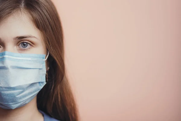 Hälfte Des Kopfes Ernsthafter Junger Frau Gesicht Mit Medizinischer Schutzmaske — Stockfoto