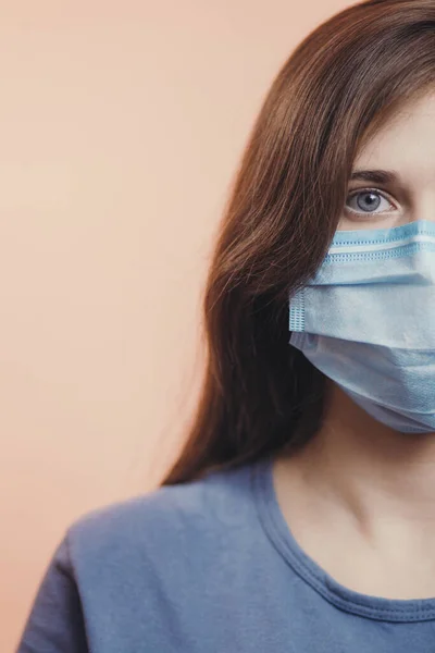 Hälfte Des Kopfes Ernsthafter Junger Frau Gesicht Mit Medizinischer Schutzmaske — Stockfoto
