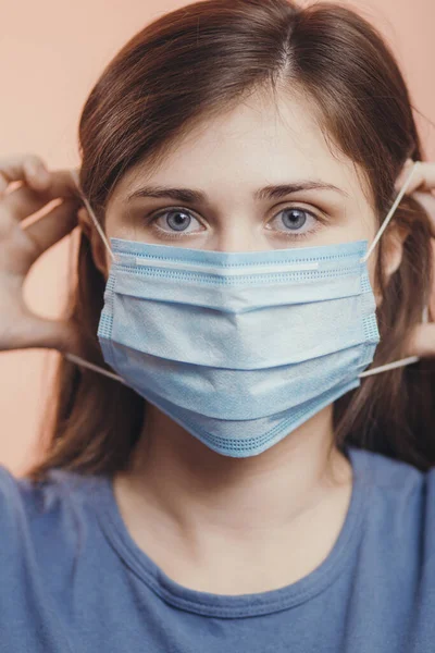 Retrato Mulher Jovem Colocando Máscara Gripe Médica Rosto Fundo Estúdio — Fotografia de Stock