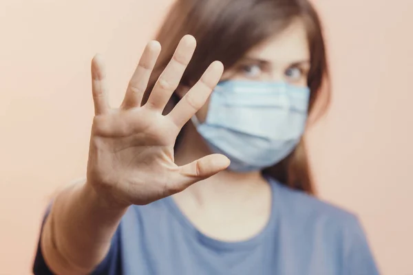 Νεαρή Γυναίκα Ιατρική Προστατευτική Μάσκα Δείχνει Μια Χειρονομία Στάση Χέρι — Φωτογραφία Αρχείου
