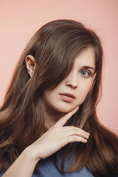 Портрет Красивой Молодой Женщины Голубыми Глазами Розовом Фоне Студии Лицо — стоковое фото