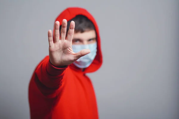 Fiatal Férfi Piros Pulóverben Orvosi Védő Maszk Azt Mutatja Egy — Stock Fotó
