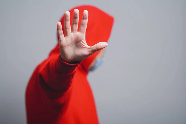 Jeune Homme Sweat Shirt Rouge Masque Protection Médicale Montre Geste — Photo