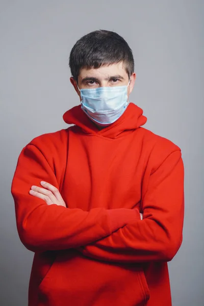 Portret Van Een Zelfverzekerde Jongeman Met Een Beschermend Medisch Masker — Stockfoto