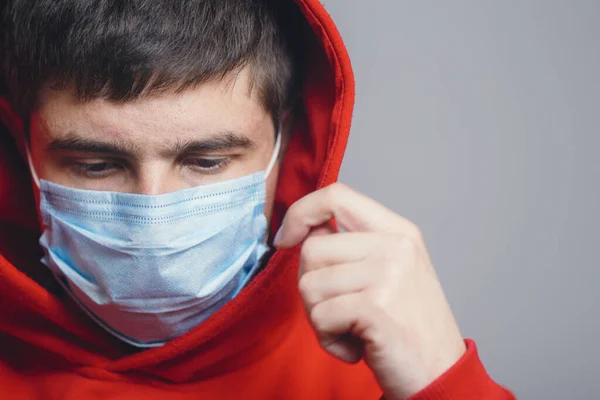 Retrato Jovem Sorridente Usando Máscara Gripe Médica Cachecol Laranja Isolado — Fotografia de Stock