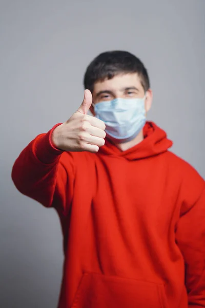 Jongeman Rood Sweatshirt Met Een Beschermend Masker Zijn Gezicht Met — Stockfoto