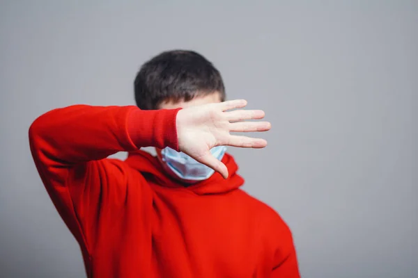 Молодий Чоловік Червоній Сорочці Медичній Захисній Масці Показує Стоп Жест — стокове фото