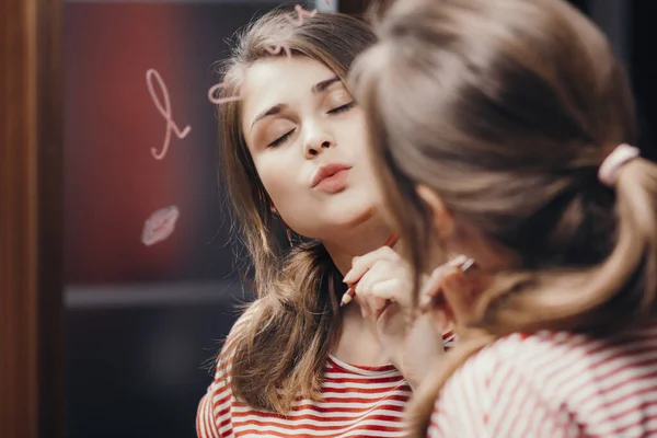 Отражение Лица Молодой Женщины Зеркале Надписью Люблю Тебя Нарисованное Сердце — стоковое фото