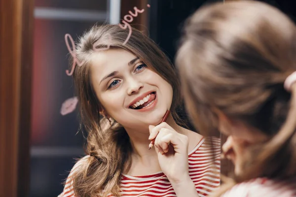 Отражение Лица Молодой Женщины Зеркале Надписью Люблю Тебя Нарисованный Поцелуй — стоковое фото