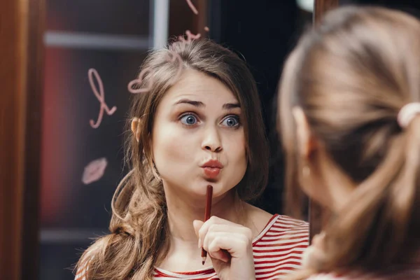 Schöne Lustige Mädchen Grimassen Vor Einem Spiegel Mit Der Aufschrift — Stockfoto