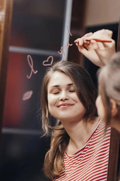 Seni Seviyorum Yazısıyla Aynada Genç Bir Kadının Yüzü Yansıması Boyalı — Stok fotoğraf