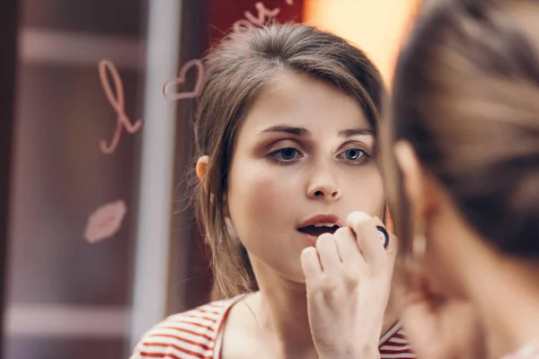 Reflexion Einer Jungen Frau Die Lippen Bemalt Einen Abdruck Auf — Stockfoto