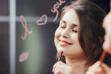 Aynadaki yansımasında 