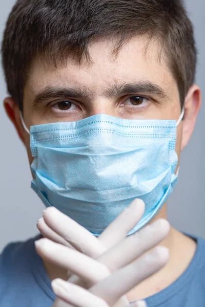 Närbild Ansikte Allvarlig Ung Läkare Skyddande Medicinsk Mask Med Kirurgiska — Stockfoto
