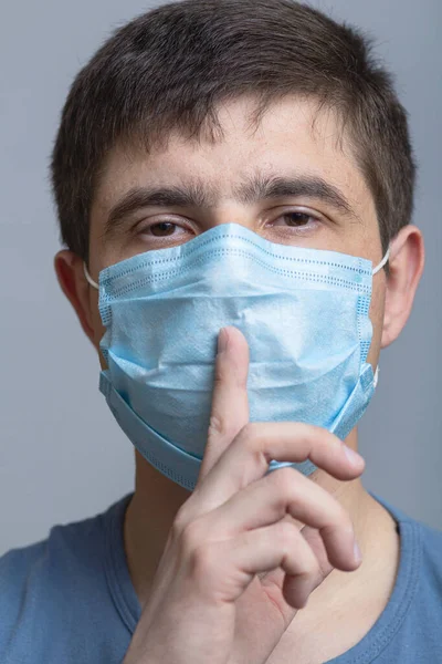 Портрет Чоловіка Захисній Медичній Масці Обличчі Показує Знак Тиші Жест — стокове фото