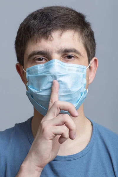 Portret Mężczyzny Ochronnej Masce Medycznej Twarzy Ukazujący Gest Milczenia Wkładającego — Zdjęcie stockowe