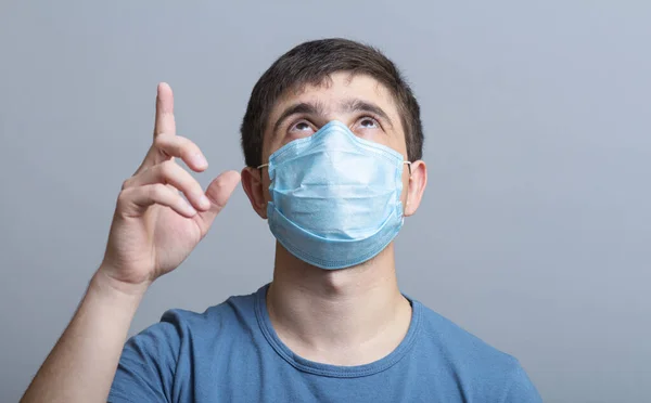 외과용 마스크를 착용하고 남자의 의학의 광고를 — 스톡 사진