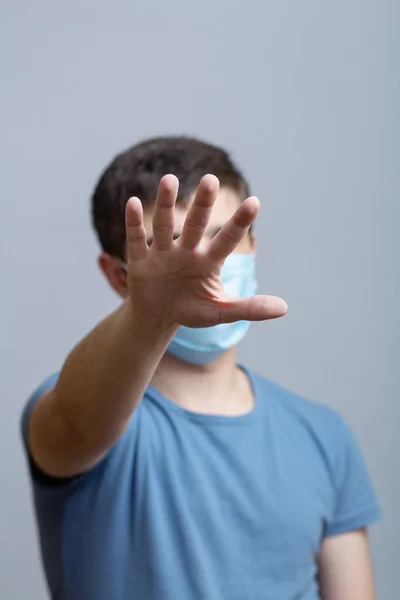 Läkare Medicinsk Skyddsmask Döljer Ansiktet Med Handflatan Skam Man Skyddar — Stockfoto