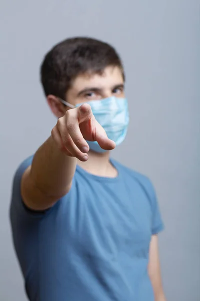 Mladý Muž Ochranné Lékařské Masce Ukazující Prst Vás Karanténní Opatření — Stock fotografie