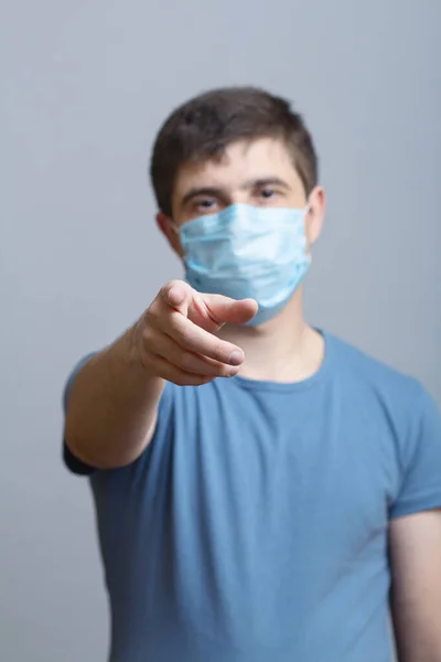 Młody Człowiek Ochronnej Masce Medycznej Pokazujący Ciebie Palec Środki Kwarantanny — Zdjęcie stockowe