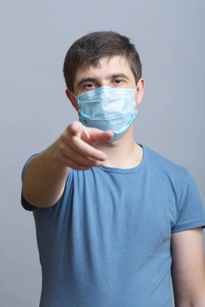 Młody Człowiek Ochronnej Masce Medycznej Pokazujący Ciebie Palec Kontrola Środków — Zdjęcie stockowe