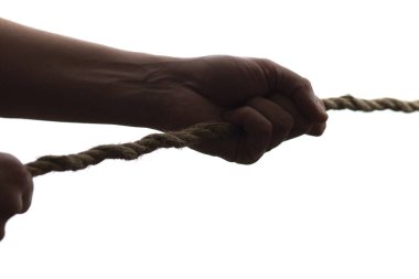 Silüet adam elleri izole edilmiş beyaz arka planda bir halat çekme, liderlik gücü kavramı, beladan çekilme ve yardım etme