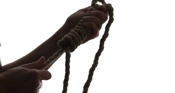 Silhouette Von Menschenhänden Die Mit Einem Seil Einen Meeresknoten Auf — Stockfoto