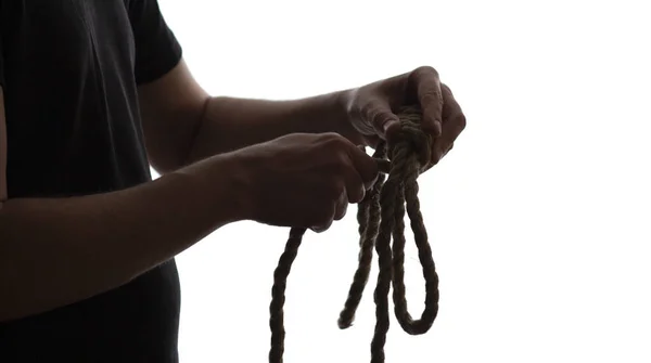 Silhouette Des Mains Homme Tricotant Avec Une Corde Noeud Serrage — Photo