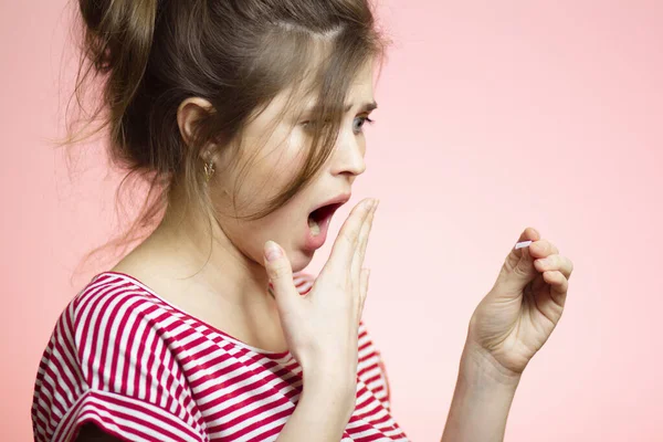 Junge Frau Mit Schwangerschaftstest Den Händen Schockiert Über Ungeplante Schwangerschaft — Stockfoto