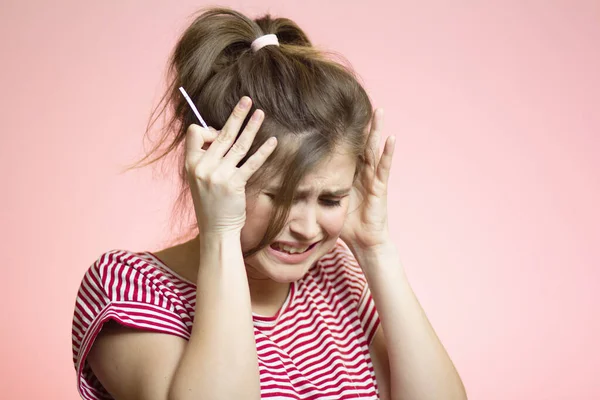 Besorgte Junge Frau Mit Medizinischem Schwangerschaftstest Auf Rosa Studiohintergrund Enttäuschtes — Stockfoto