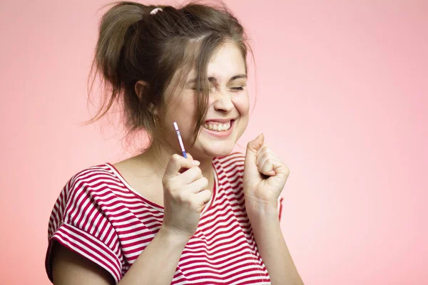 Ung Lycklig Kvinna Med Positivt Resultat Gång Graviditetstest Glada Framtida — Stockfoto