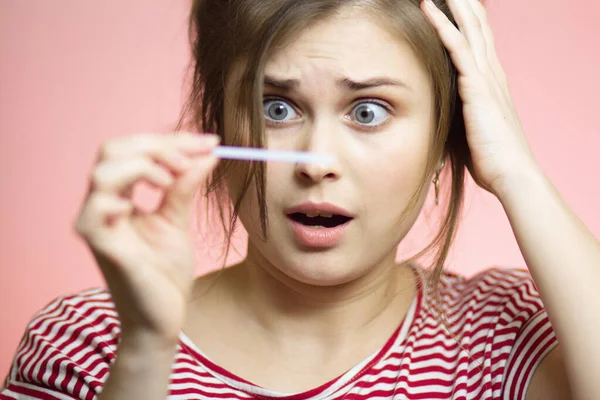 Menina Engraçada Olha Com Olhos Grandes Com Teste Gravidez Médica — Fotografia de Stock