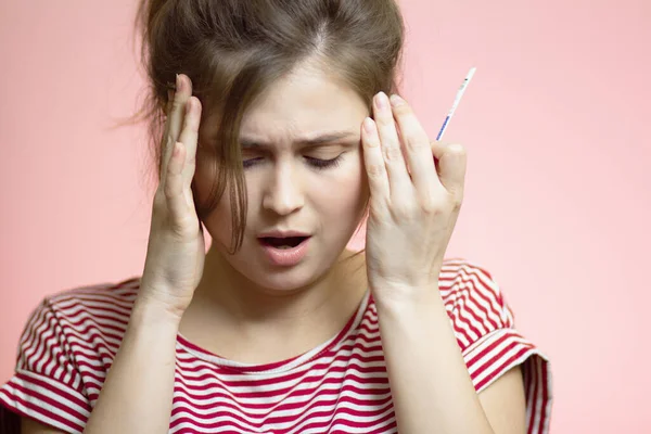 Angst Jonge Vrouw Zoek Naar Eenmalige Medische Zwangerschapstest Roze Studio — Stockfoto