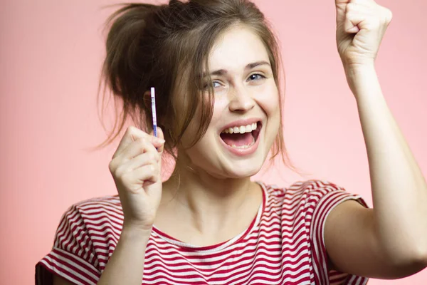 Junge Glückliche Frau Mit Positivem Ergebnis Eines Einmaligen Schwangerschaftstests Aufgeregte — Stockfoto