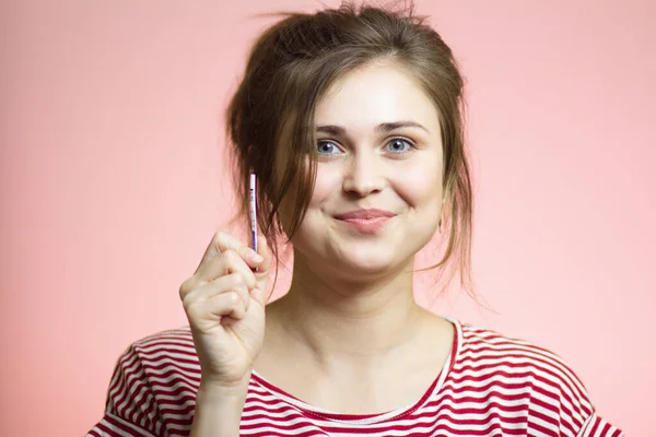 Junge Glückliche Frau Mit Positivem Ergebnis Eines Einmaligen Schwangerschaftstests Aufgeregte — Stockfoto