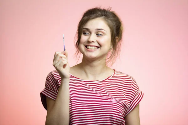 Młoda Ładna Kobieta Medycznym Testem Ciążowym Dziewczyna Patrząc Wynik Planowanie — Zdjęcie stockowe