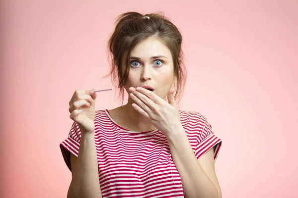 Zabawna Młoda Kobieta Zszokowana Wynikami Testu Ciążowego Samica Zakrywa Usta — Zdjęcie stockowe