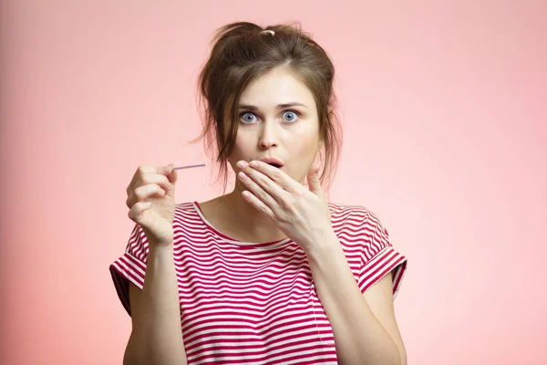 Lustige Junge Frau Schockiert Mit Medizinischem Schwangerschaftstest Ergebnis Weibliche Bedeckt — Stockfoto