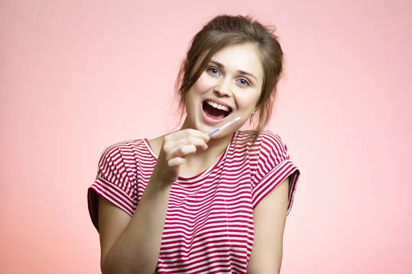 Jovem Mulher Feliz Com Resultado Positivo Teste Gravidez One Time — Fotografia de Stock