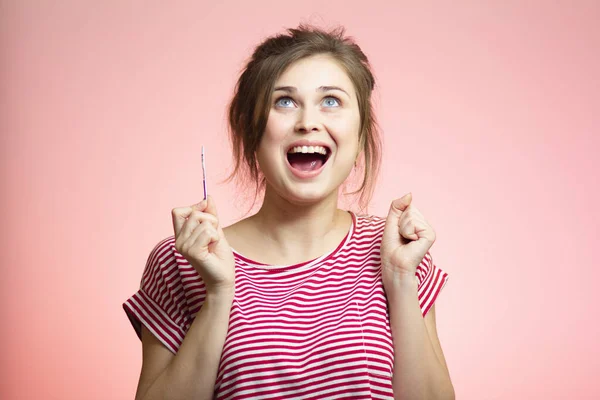 Hamilelik Testi Sonucu Pozitif Çıkan Mutlu Genç Bir Kadın Ağzı — Stok fotoğraf